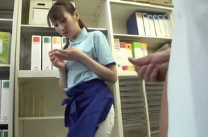 Em hoạt náo viên ngây thơ xấu hổ khi bị “ông chú” chạm vào