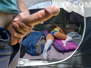 Con gái dẫn bạn thân thích đàn ông lớn tuổi về cùng Trả bài bố dượng