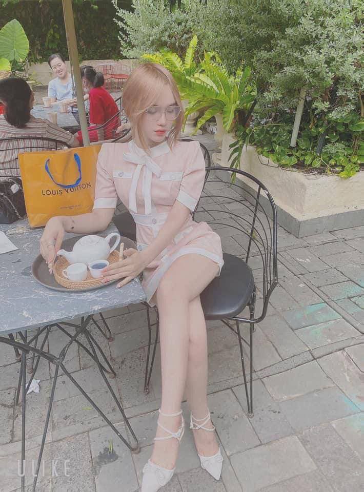 Người phụ nữ lẳng lơ ở trên và cưỡi người phụ nữ một cách dâm đãng, và mỗi cú thúc đều đầy khoái cảm!