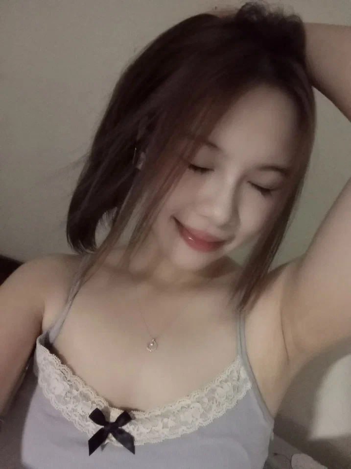 Thở hổn hển vì anh cứ xoạc sâu vào bướm em