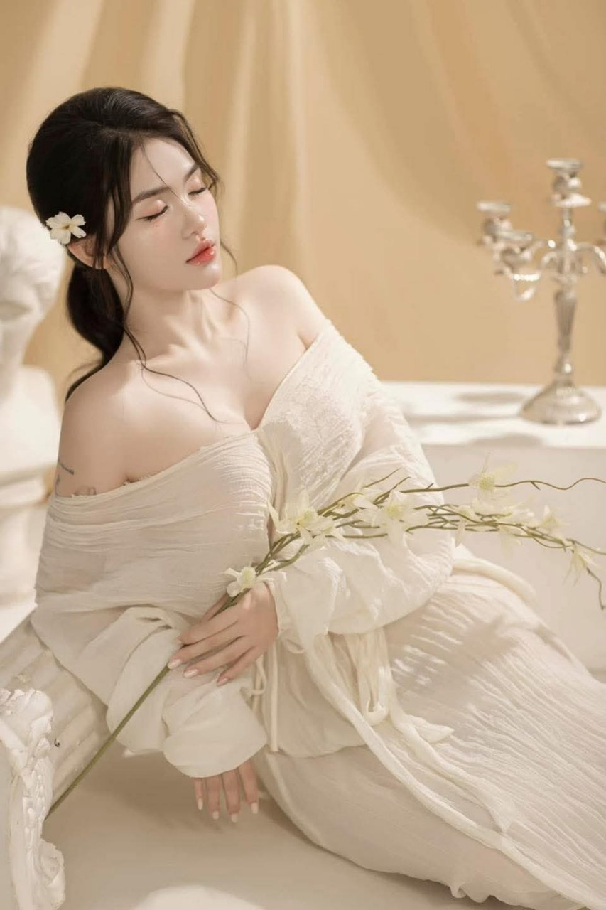 Cảm động hai chị hàng xóm liếm cà cậu sinh viên nghèo